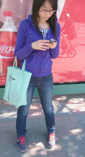 牛仔小少妇玩手机