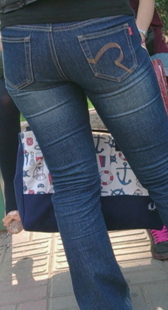 公交站紧身蓝牛