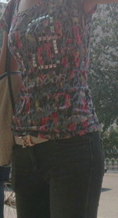 公交站黑牛小少妇