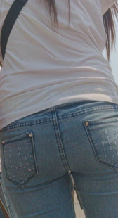 大屁股灰牛少妇等公交