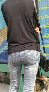 公交站翘臀灰牛