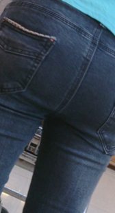 超市圆臀黑紧牛仔