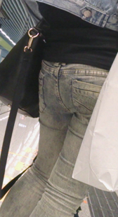 地铁紧身灰牛身材变形