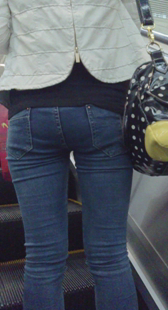 地铁翘臀紧牛少妇