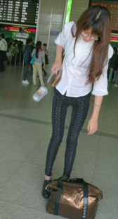 高眼灰紧牛仔少妇