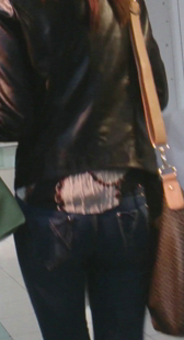 服装店包臀牛仔