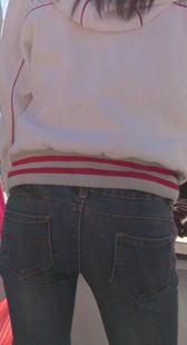 包臀牛仔两少妇