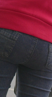 公交站大屁股黑牛