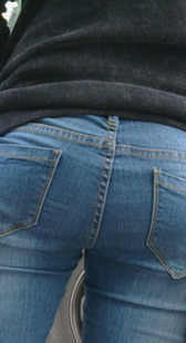 公交站翘臀蓝牛少妇