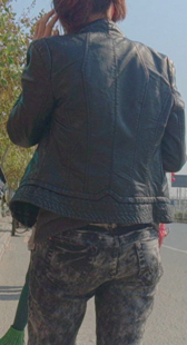 公交站黑牛大妈