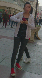 街拍翘臀小靓妇