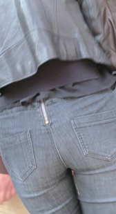 街拍灰紧宽臀少妇