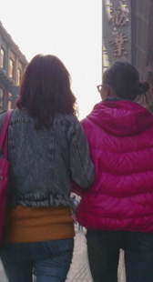 街拍两成熟牛仔少妇视频