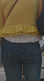 商场黑紧牛仔少妇