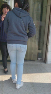 跟拍商场灰牛小少妇