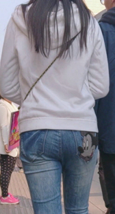 街拍灰紧小翘臀