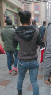 包臀牛仔走路张这么开