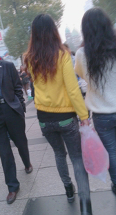 街拍两紧牛少妇