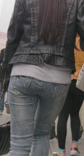 街拍灰牛少妇身材不错