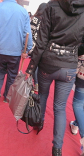 街拍高挑紧牛少妇