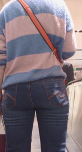 重口味包臀牛仔上电梯