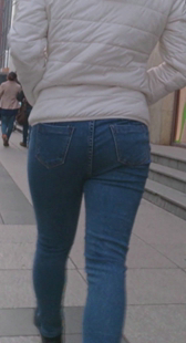 街拍小紧臀少妇