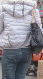 街拍灰紧牛仔小妹