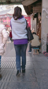 街拍成熟少妇牛仔视频