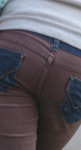 咖啡紧身牛仔少妇