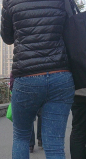 街拍蓝紧翘臀少妇
