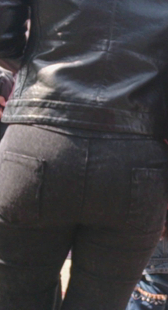 翘臀黑紧牛仔少妇