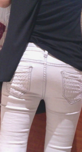 包臀白紧牛仔小少妇