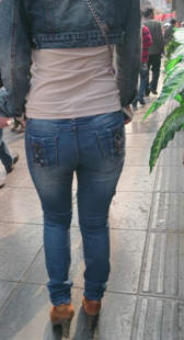 性感高跟圆臀少妇