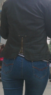 圆臀蓝紧牛仔少妇