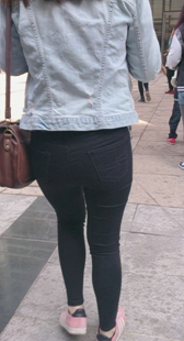 街拍包臀黑紧牛仔