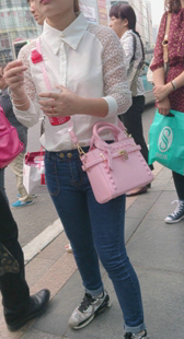 从侧看才知她PP大