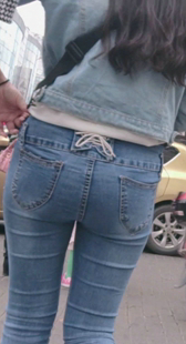 街拍蓝紧牛仔开发少