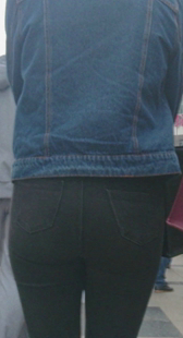 街拍黑紧牛仔成熟少妇