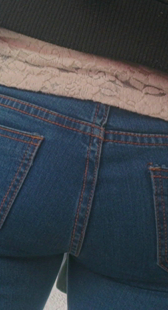 公交站宽臀牛仔美少妇