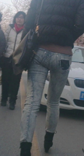 街拍超紧白牛小少妇