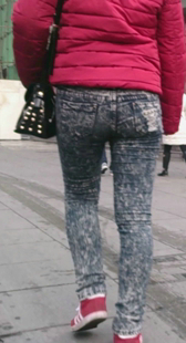 街拍灰臀牛仔