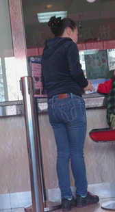 和牛仔小少妇来取钱