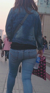 紧身牛仔裤小妹