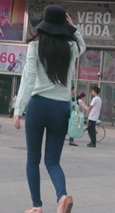 高挑紧牛小妹很会扭