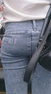 紧身牛仔裤小少妇上电梯