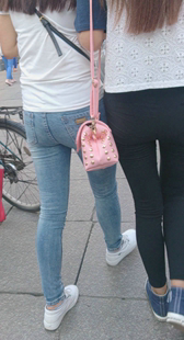 牛仔打底裤两小妹