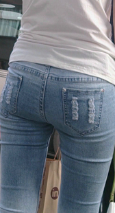 公交站紧翘臀少妇