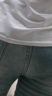 街拍灰紧牛仔宽臀