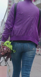 饱满丰臀牛仔裤