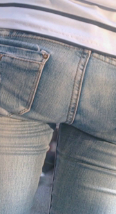 公交站紧臀灰牛